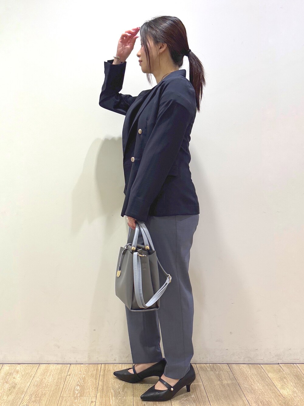 ブルー系のテーラードジャケット、ブルー系のTシャツ/カットソー、グレー系のその他パンツを着用したレディースの夏コーディネートの4枚目の写真