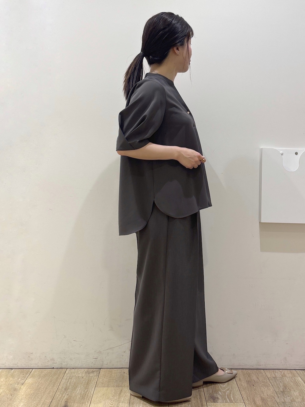 ベージュ系のパンプス、グレー系のカーディガン/ボレロ、ベージュ系のトートバッグを着用したレディースの春コーディネートの6枚目の写真