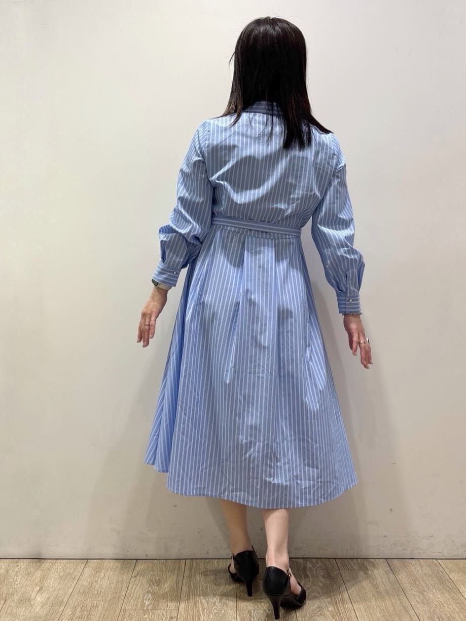 ブラック系のパンプス、ブルー系のワンピース、ブラック系のトートバッグを着用したレディースの春コーディネートの7枚目の写真