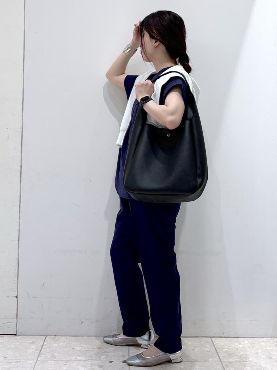 ブルー系のシャツ/ブラウス、ホワイト系のカーディガン/ボレロ、ブルー系のその他パンツを着用したレディースの春コーディネートの4枚目の写真