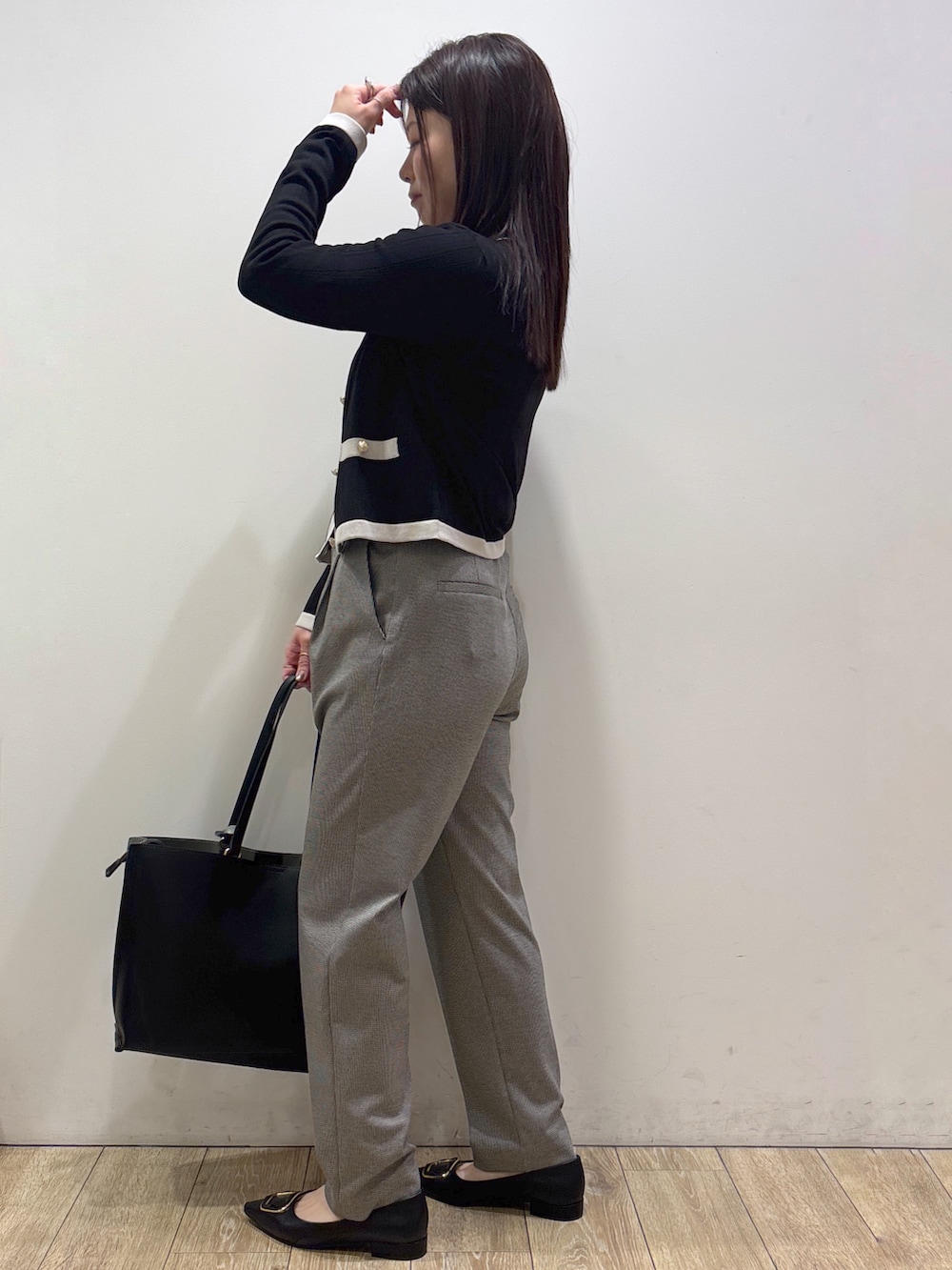 ブラック系のカーディガン/ボレロ、ピンク系のニット/セーター、ブラック系のその他パンツを着用したレディースの秋コーディネートの4枚目の写真