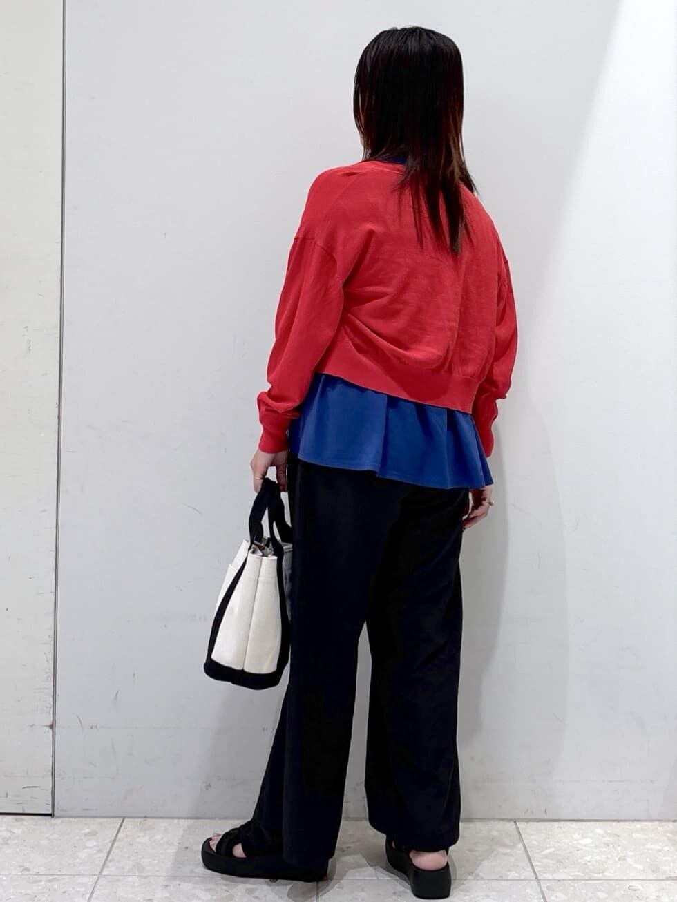 レッド系のカーディガン/ボレロ、ブルー系のTシャツ/カットソー、ホワイト系のタンクトップを着用したレディースの夏コーディネートの7枚目の写真