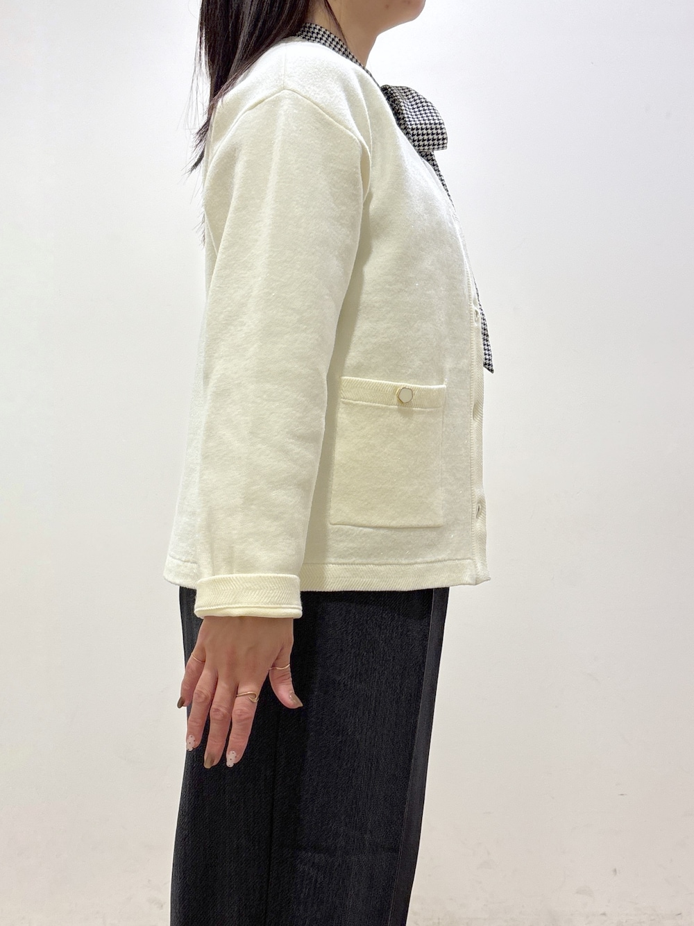 ホワイト系のカーディガン/ボレロ、ブラック系のシャツ/ブラウス、グレー系のその他パンツを着用したレディースの秋コーディネートの6枚目の写真