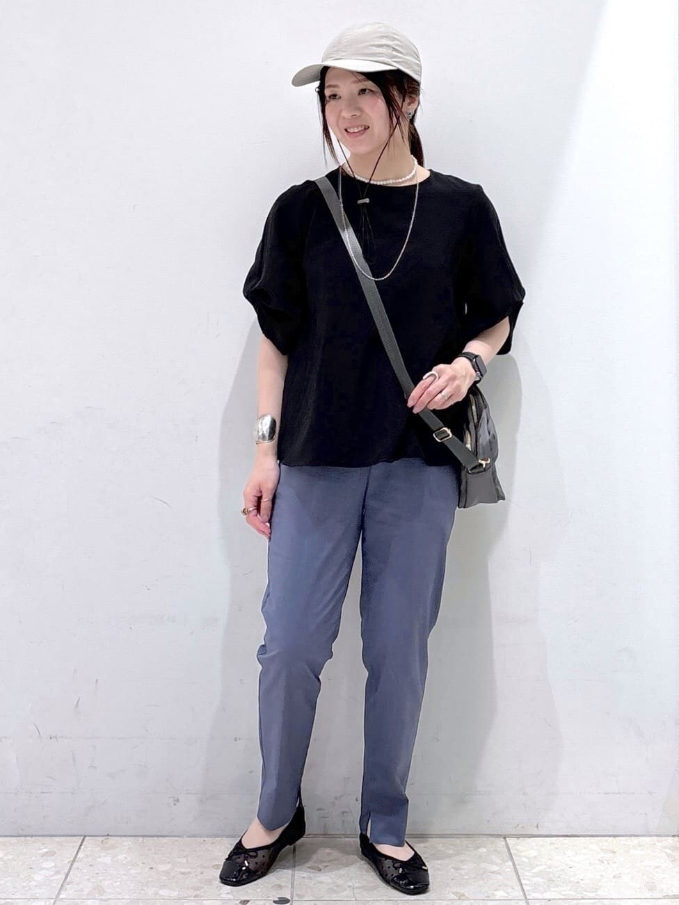 ブラック系のシャツ/ブラウス、ブルー系のその他パンツ、グレー系のショルダーバッグを着用したレディースの夏コーディネートの8枚目の写真