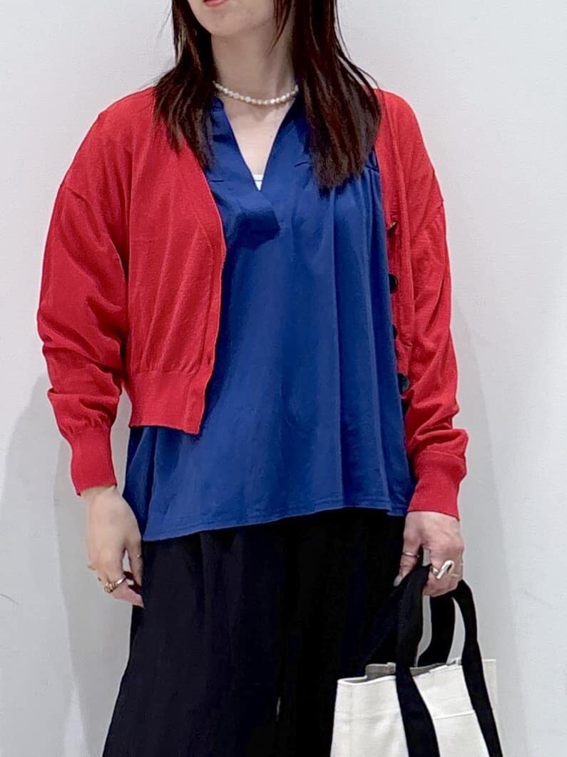 レッド系のカーディガン/ボレロ、ブルー系のTシャツ/カットソー、ホワイト系のタンクトップを着用したレディースの夏コーディネートの5枚目の写真