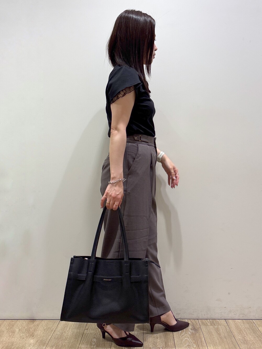 ブラック系のTシャツ/カットソー、ブラウン系のその他パンツ、ブラック系のトートバッグを着用したレディースの夏コーディネートの2枚目の写真