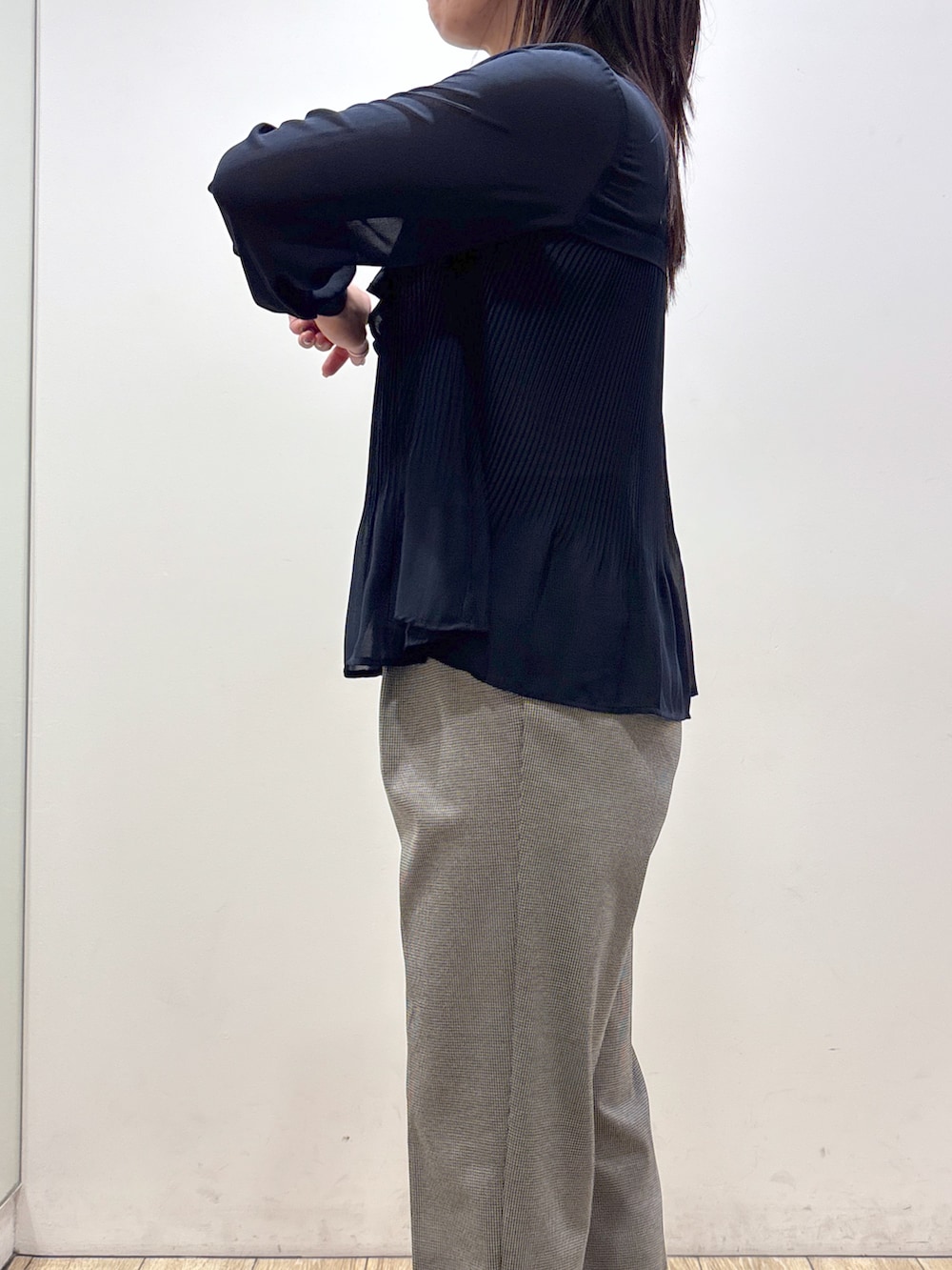ブルー系のシャツ/ブラウス、ブラック系のその他パンツ、ブラック系のトートバッグを着用したレディースの秋コーディネートの8枚目の写真