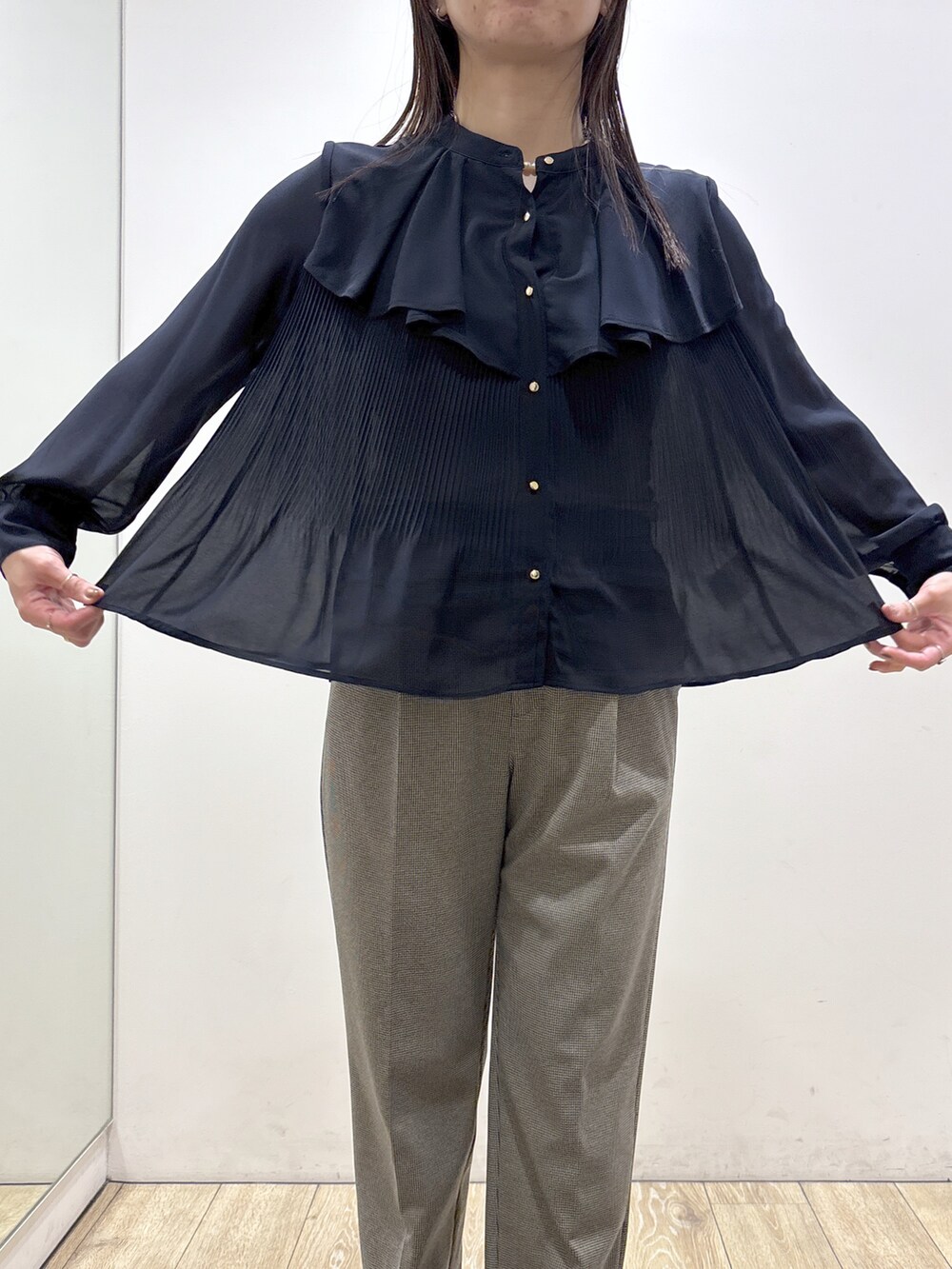 ブルー系のシャツ/ブラウス、ブラック系のその他パンツ、ブラック系のトートバッグを着用したレディースの秋コーディネートの9枚目の写真