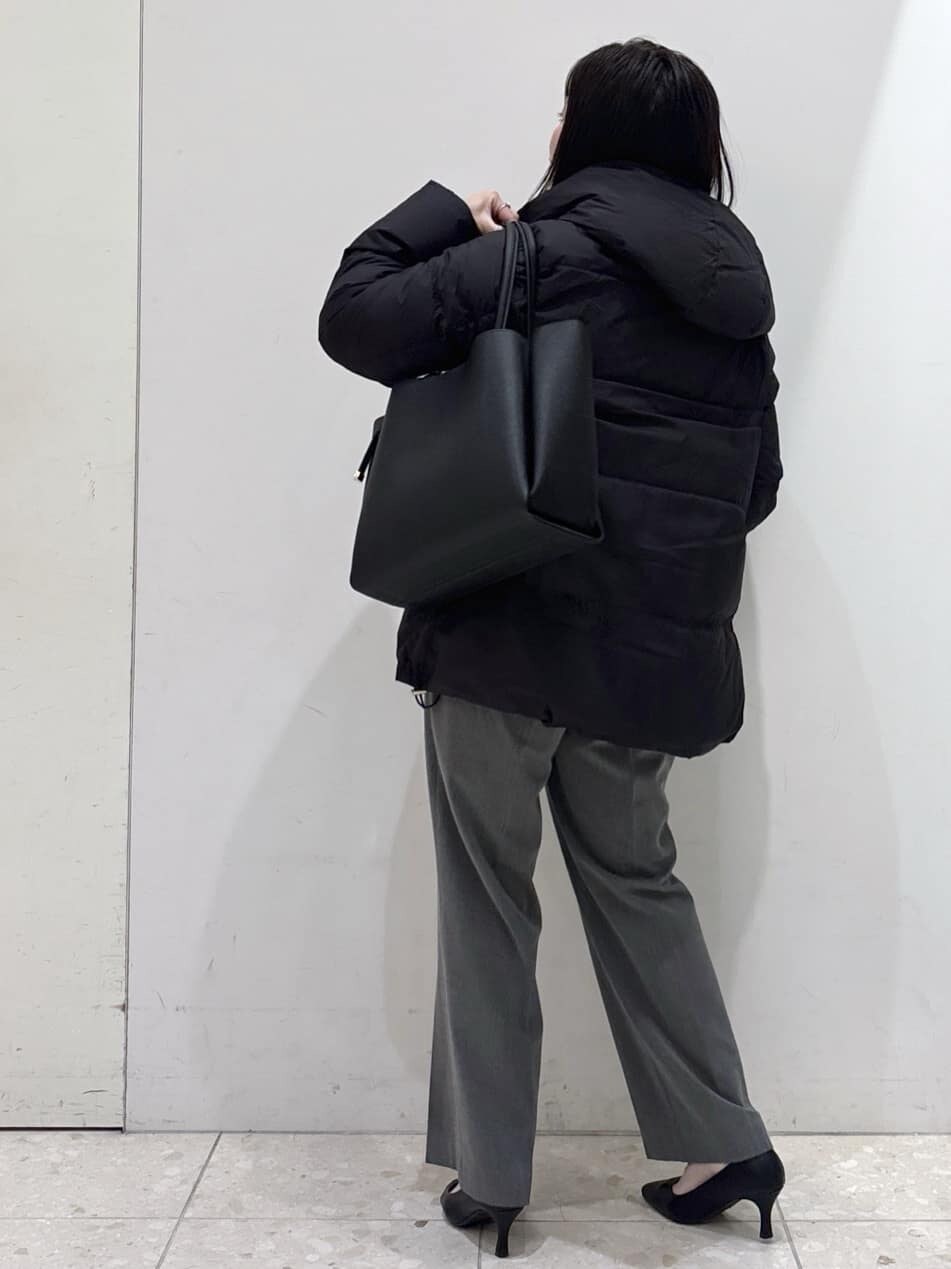ブラック系のダウンジャケット/コート、ブルー系のニット/セーター、グレー系のその他パンツを着用したレディースの冬コーディネートの6枚目の写真