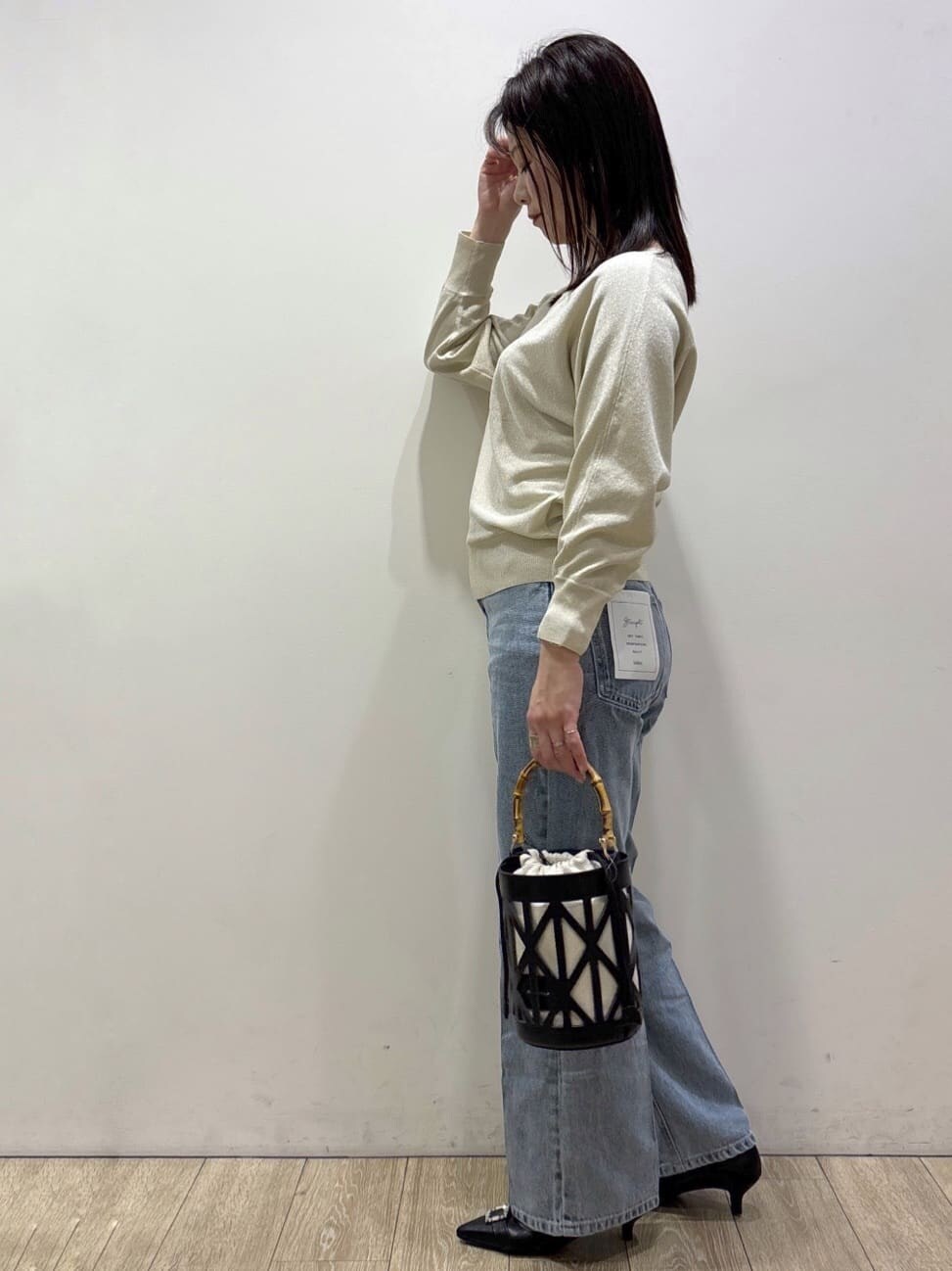 ブルー系のその他パンツ、グレー系のスラックス、ブラック系のパンプスを着用したレディースの春コーディネートの4枚目の写真
