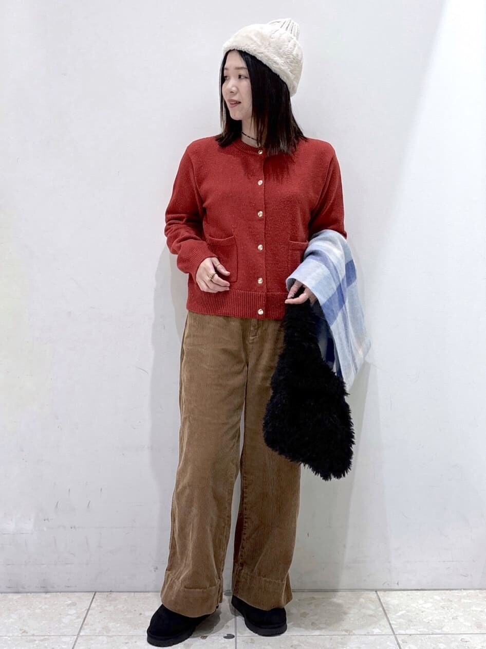 レッド系のカーディガン/ボレロ、イエロー系のその他パンツ、ブラック系のハンドバッグを着用したレディースの冬コーディネートの5枚目の写真