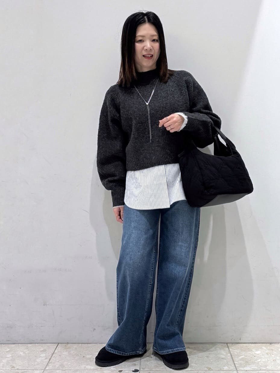 ブルー系のピーコート、グレー系のニット/セーター、ホワイト系のTシャツ/カットソーを着用したレディースの冬コーディネートの6枚目の写真