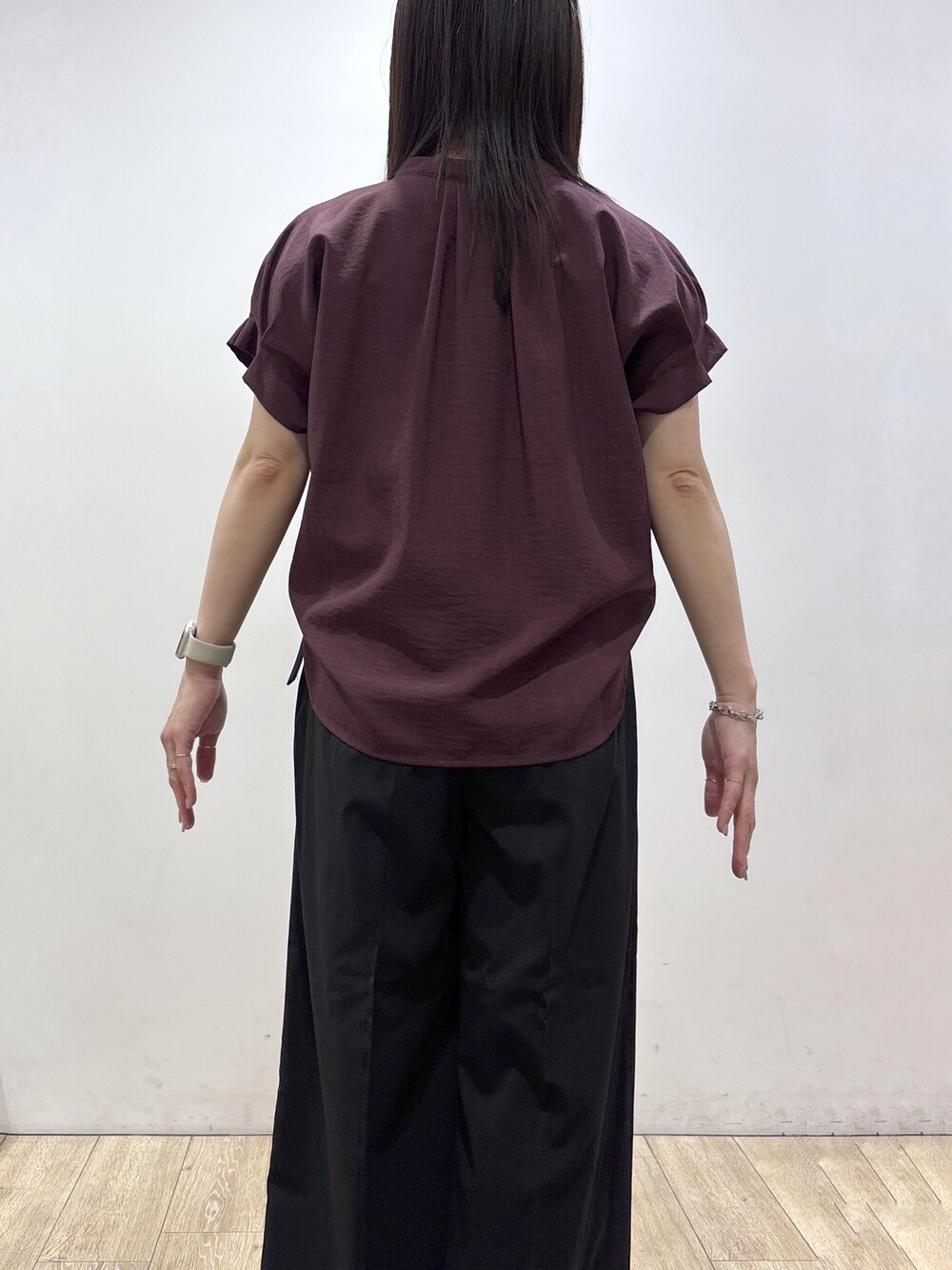 レッド系のシャツ/ブラウス、ブラック系のその他パンツ、ブラック系のトートバッグを着用したレディースの夏コーディネートの7枚目の写真