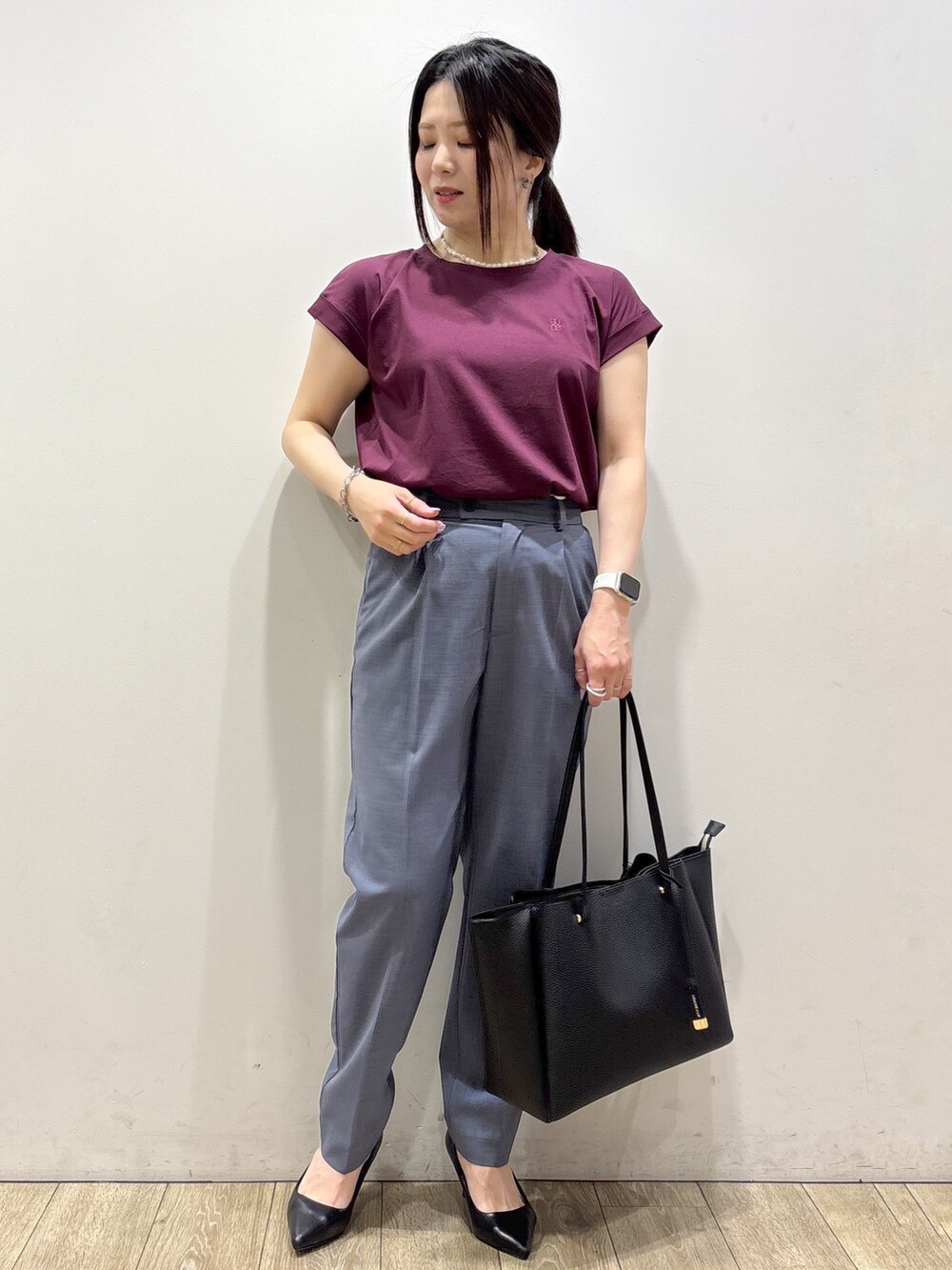 レッド系のTシャツ/カットソー、グレー系のその他パンツ、ブラック系のトートバッグを着用したレディースの夏コーディネートの4枚目の写真