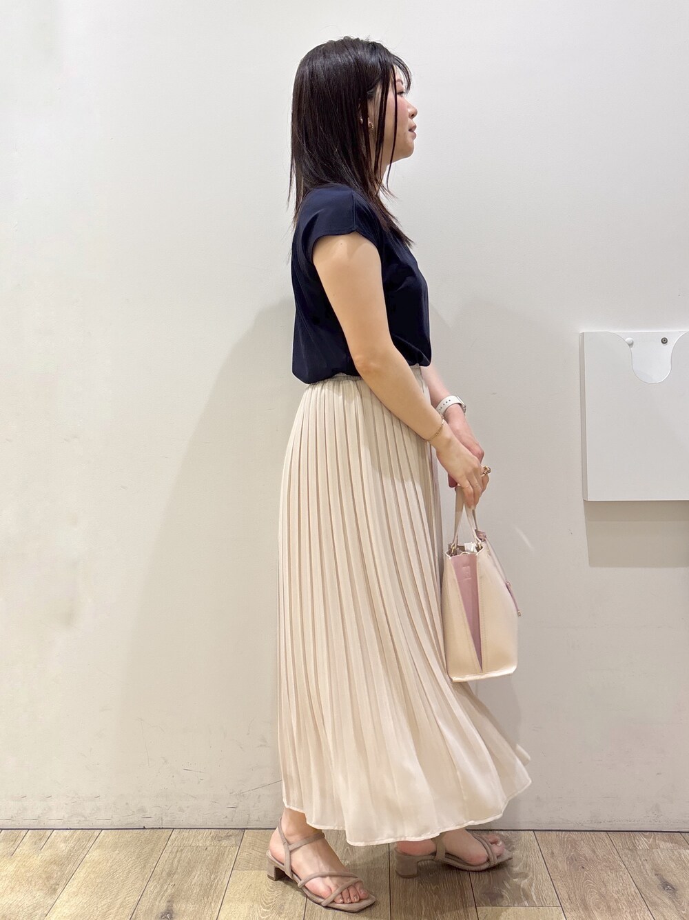 ベージュ系のワンピース、ベージュ系のスカート、ベージュ系のトートバッグを着用したレディースの春コーディネートの2枚目の写真