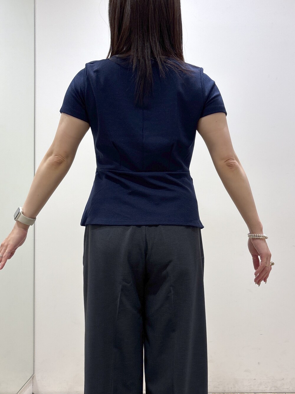 ブルー系のTシャツ/カットソー、ブルー系のその他パンツ、ブラック系のトートバッグを着用したレディースの夏コーディネートの7枚目の写真