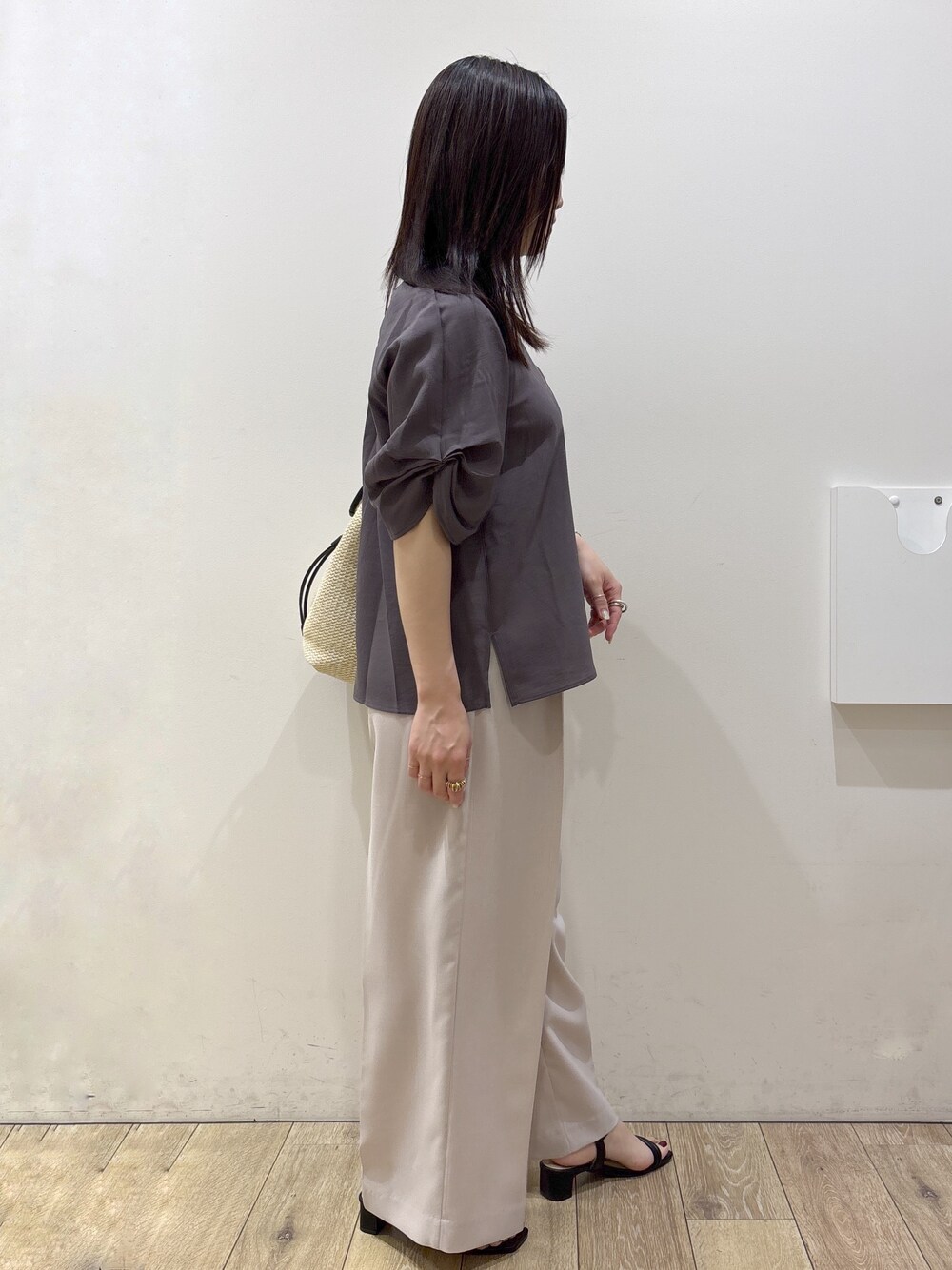 ブラウン系のシャツ/ブラウス、ベージュ系のその他パンツ、ホワイト系のトートバッグを着用したレディースの夏コーディネートの4枚目の写真