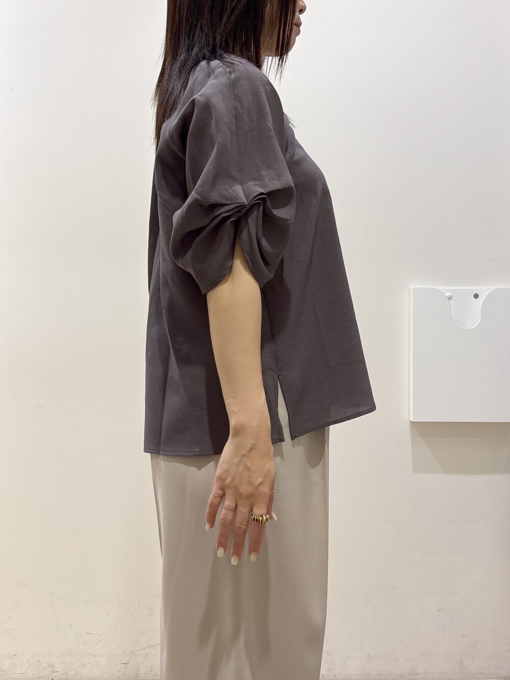 ブラウン系のシャツ/ブラウス、ベージュ系のその他パンツ、ホワイト系のトートバッグを着用したレディースの夏コーディネートの7枚目の写真