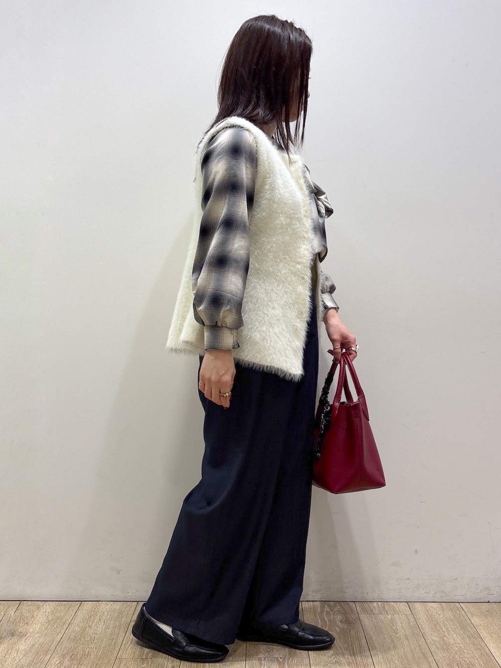 ブルー系のシャツ/ブラウス、ブルー系のその他パンツ、レッド系のトートバッグを着用したレディースの秋コーディネートの2枚目の写真