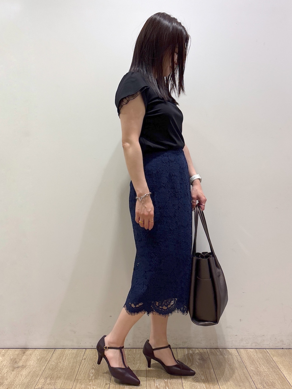 ブラック系のTシャツ/カットソー、その他のトートバッグ、レッド系のパンプスを着用したレディースの夏コーディネートの2枚目の写真