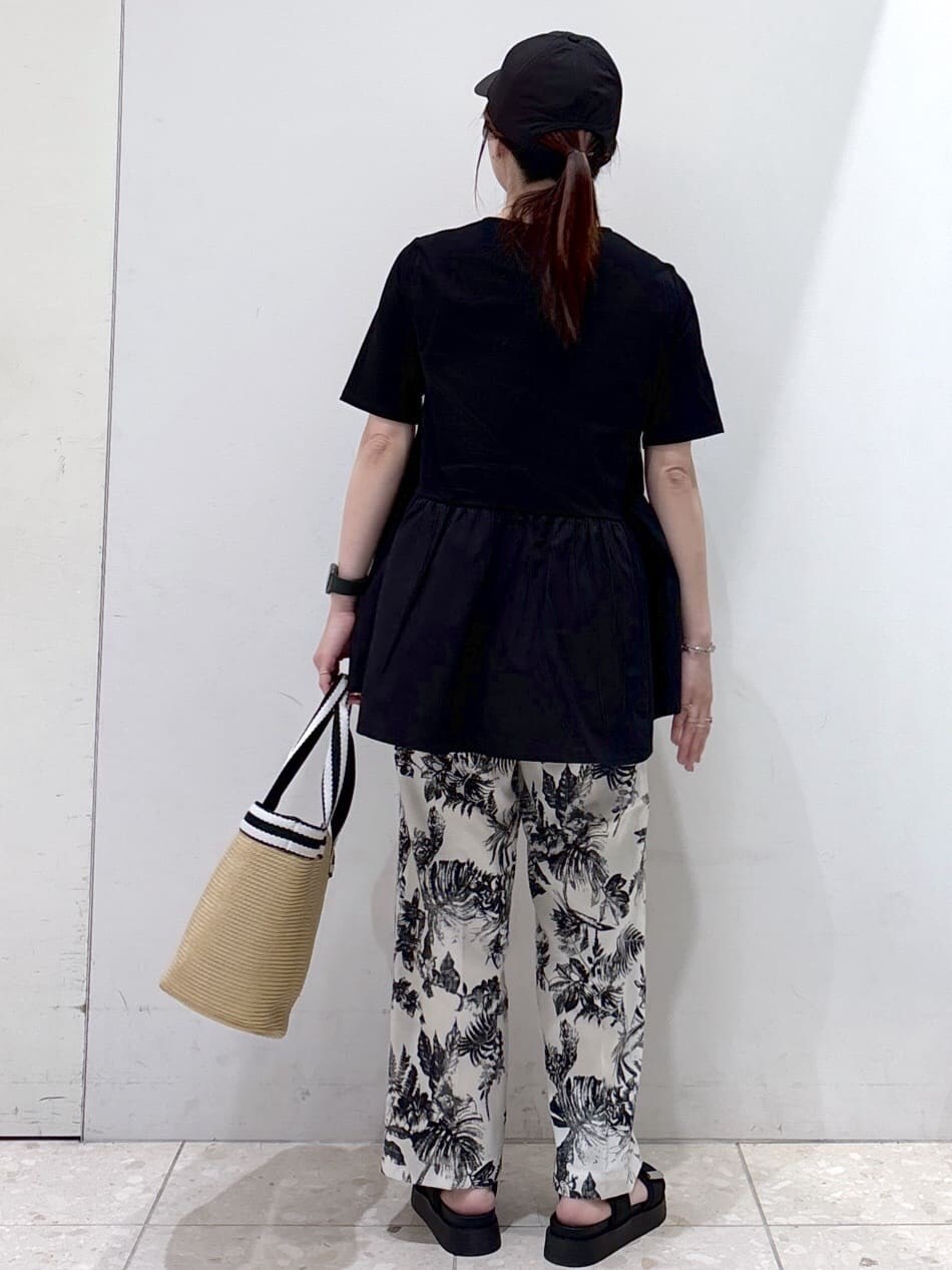 ブラック系のTシャツ/カットソー、ベージュ系のその他パンツ、ベージュ系のトートバッグを着用したレディースの春コーディネートの3枚目の写真