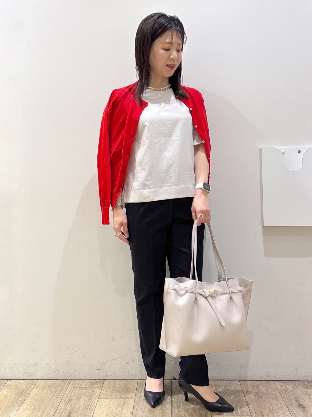 ブラック系のパンプス、グレー系のトートバッグ、ブルー系のその他パンツを着用したレディースの春コーディネートの3枚目の写真