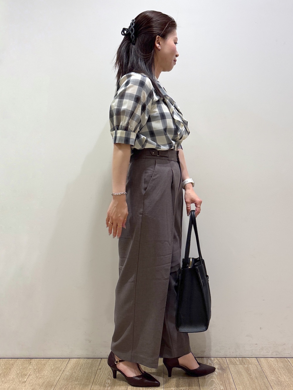 ホワイト系のシャツ/ブラウス、ブラウン系のその他パンツ、ブラック系のトートバッグを着用したレディースの夏コーディネートの2枚目の写真