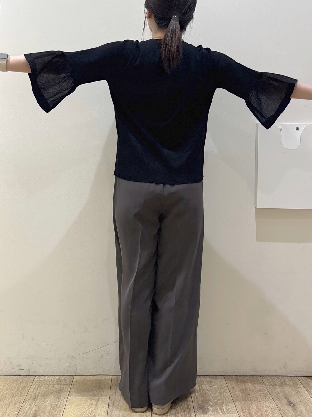 ベージュ系のパンプス、グレー系のカーディガン/ボレロ、ベージュ系のトートバッグを着用したレディースの春コーディネートの6枚目の写真
