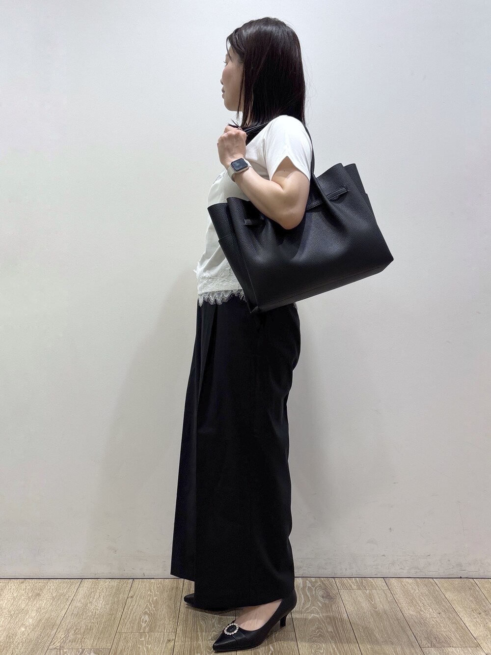 ホワイト系のTシャツ/カットソー、ブラック系のその他パンツ、ブラック系のトートバッグを着用したレディースの夏コーディネートの2枚目の写真