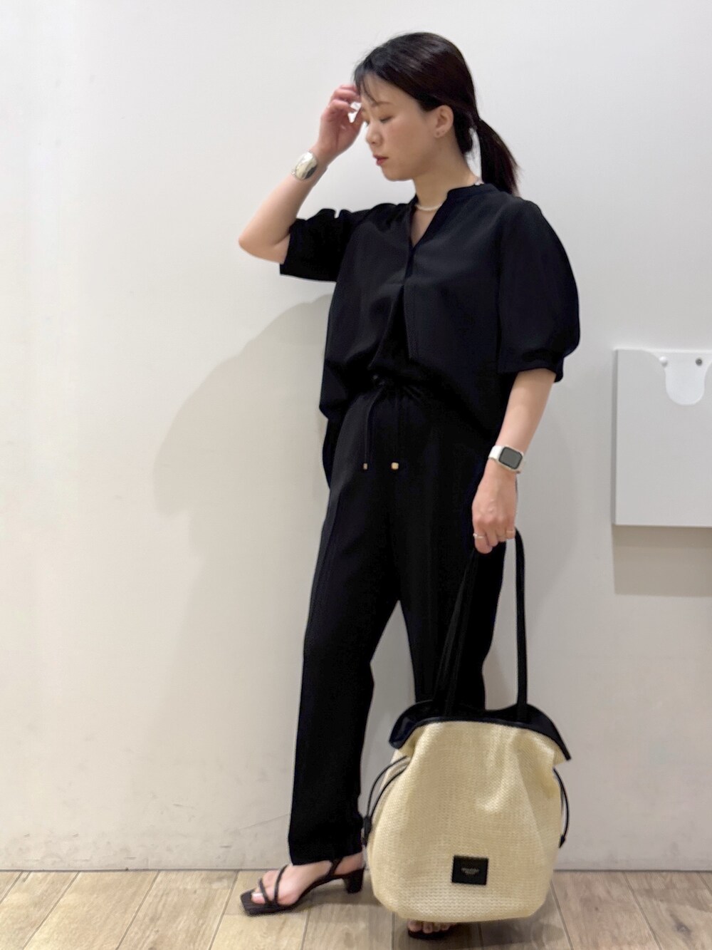 ブラック系のシャツ/ブラウス、ブラック系のその他パンツ、ブラウン系のサンダルを着用したレディースの春コーディネートの9枚目の写真