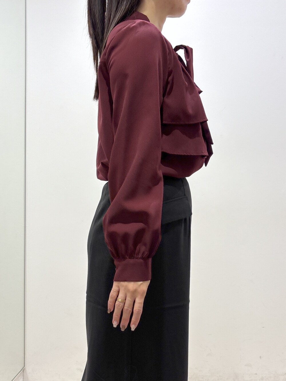 レッド系のシャツ/ブラウス、ブラック系のスカート、ブラック系のトートバッグを着用したレディースの秋コーディネートの6枚目の写真