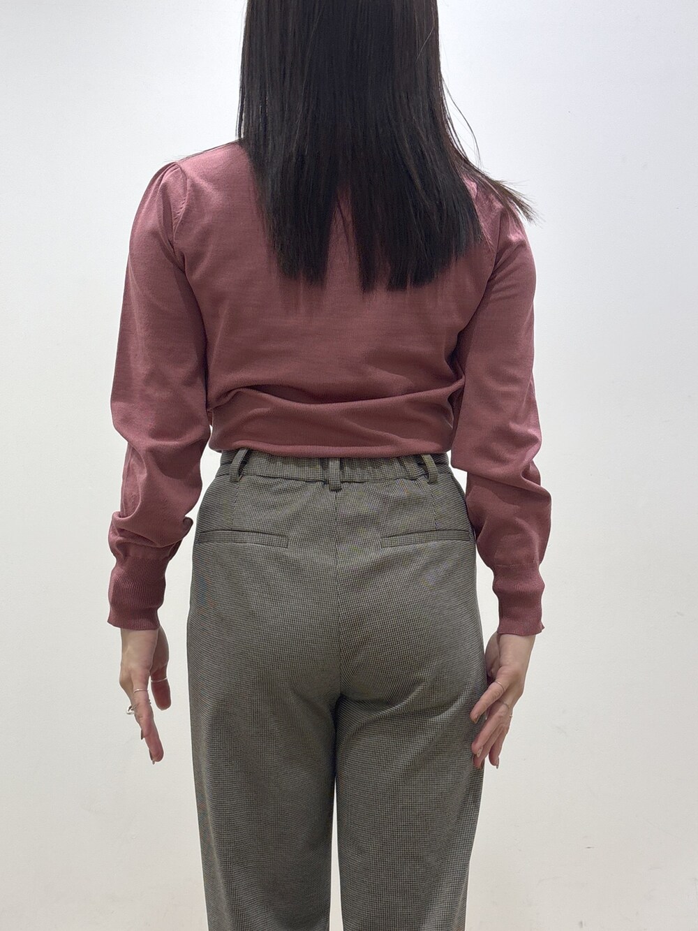 ピンク系のニット/セーター、ブラック系のその他パンツ、ブラック系のトートバッグを着用したレディースの秋コーディネートの6枚目の写真