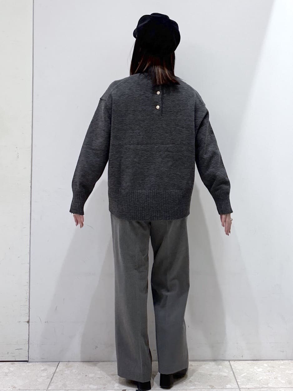 グレー系のニット/セーター、ホワイト系のTシャツ/カットソー、グレー系のその他パンツを着用したレディースの冬コーディネートの3枚目の写真