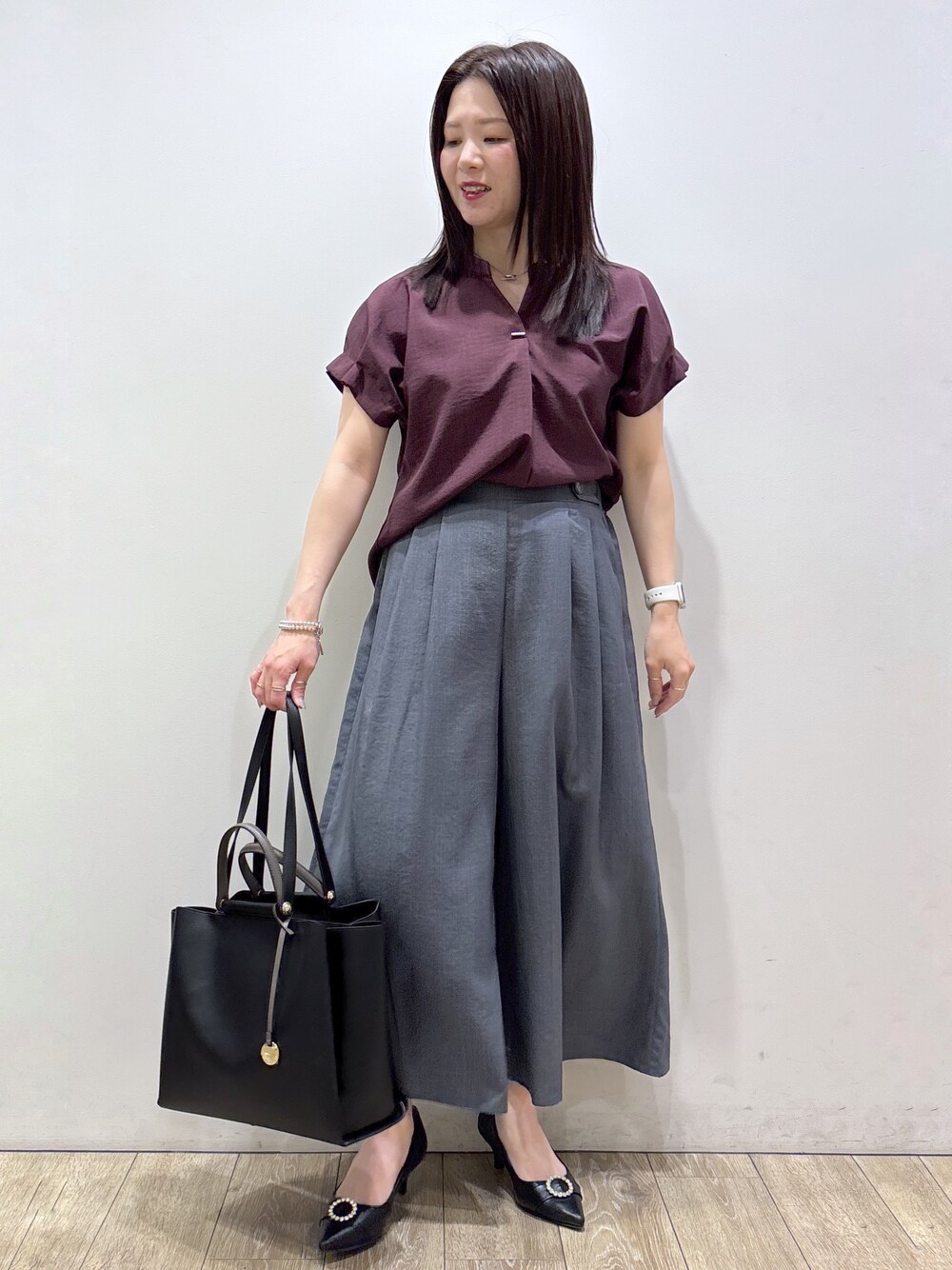 レッド系のシャツ/ブラウス、グレー系のその他パンツ、ブラック系のトートバッグを着用したレディースの夏コーディネートの7枚目の写真