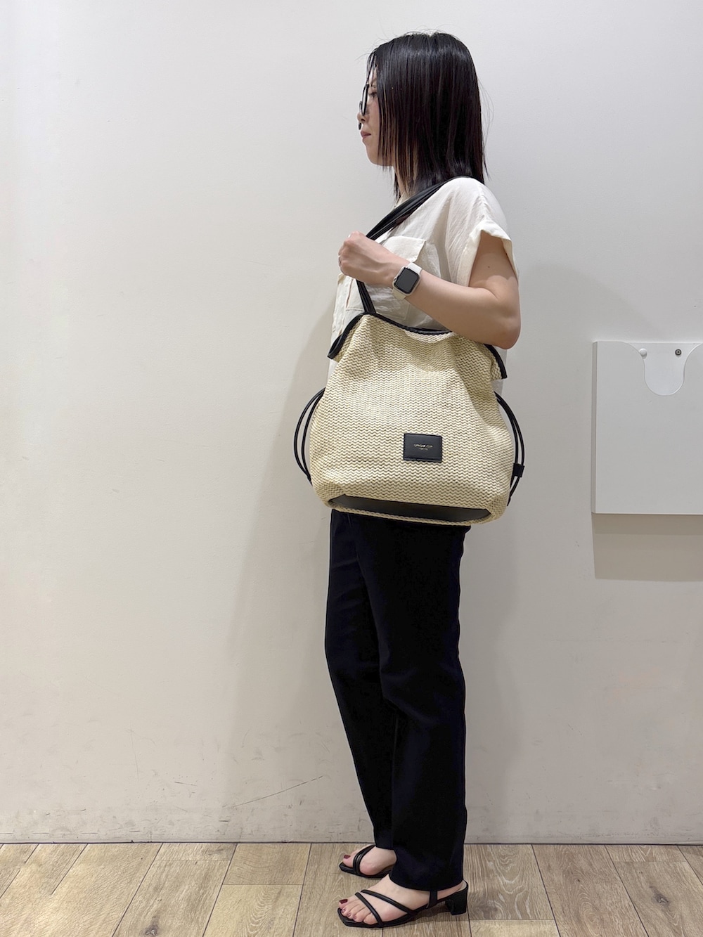 ホワイト系のシャツ/ブラウス、ブルー系のその他パンツ、ホワイト系のトートバッグを着用したレディースの夏コーディネートの2枚目の写真