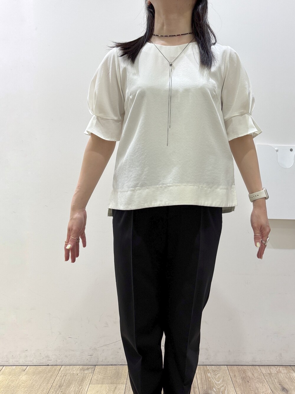 ホワイト系のシャツ/ブラウス、ブラック系のその他パンツ、ブラック系のトートバッグを着用したレディースの春コーディネートの5枚目の写真