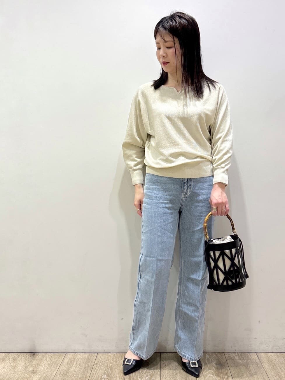 ブルー系のその他パンツ、ベージュ系のトレンチコート、グレー系のスラックスを着用したレディースの春コーディネートの6枚目の写真