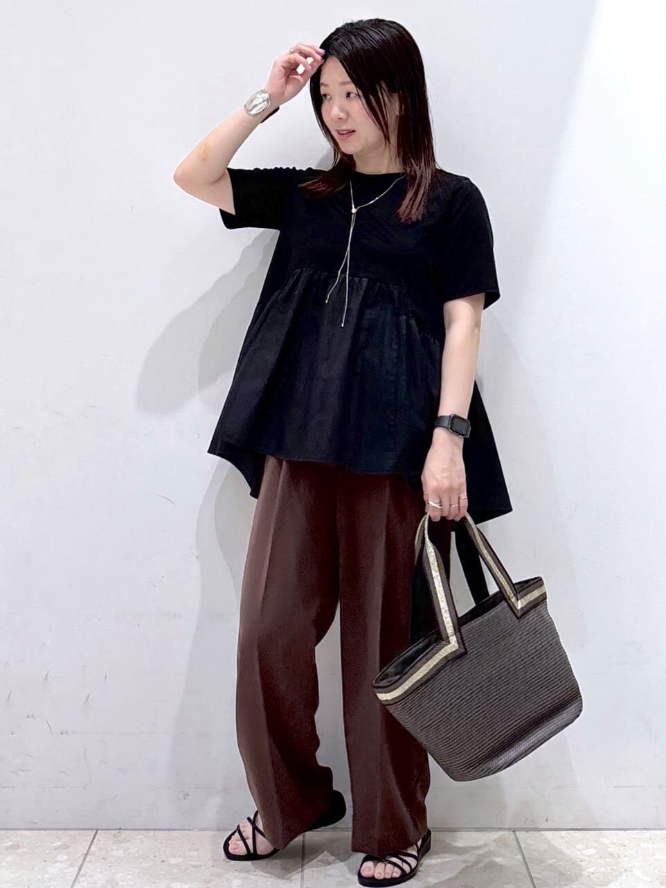 ブラック系のTシャツ/カットソー、ブラウン系のその他パンツ、ブラウン系のトートバッグを着用したレディースの夏コーディネートの5枚目の写真
