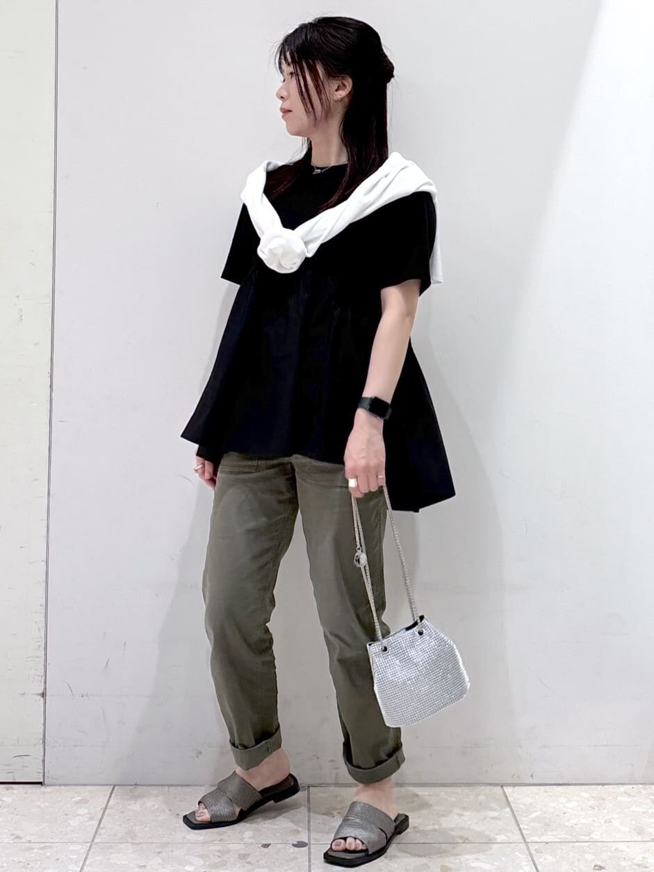 ブラック系のTシャツ/カットソー、グリーン系のその他パンツ、シルバー系のサンダルを着用したレディースの春コーディネートの5枚目の写真
