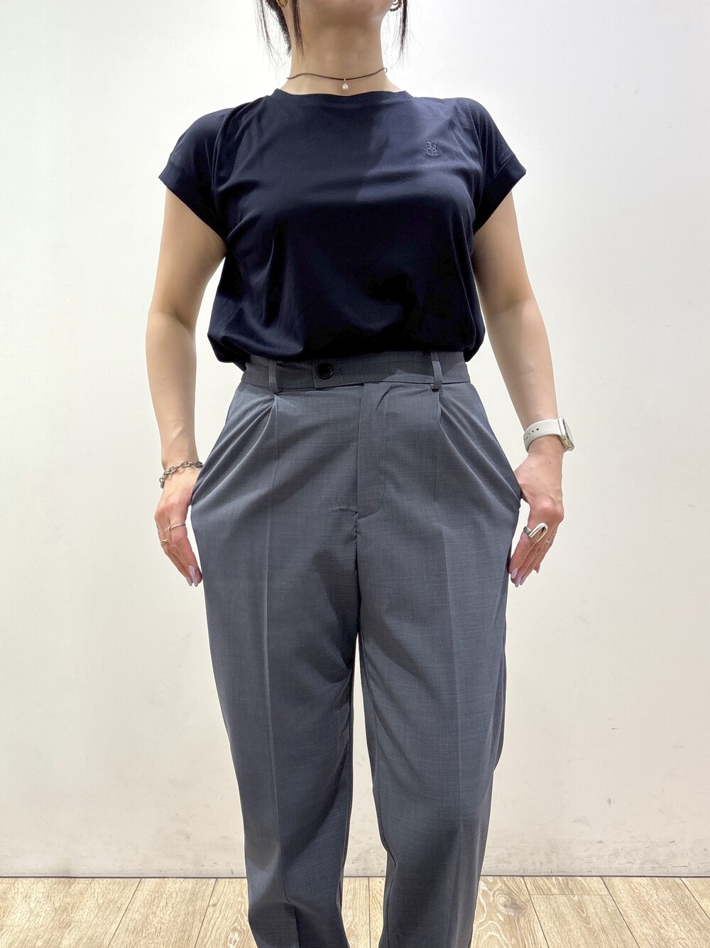 ブルー系のテーラードジャケット、ブルー系のTシャツ/カットソー、グレー系のその他パンツを着用したレディースの夏コーディネートの8枚目の写真