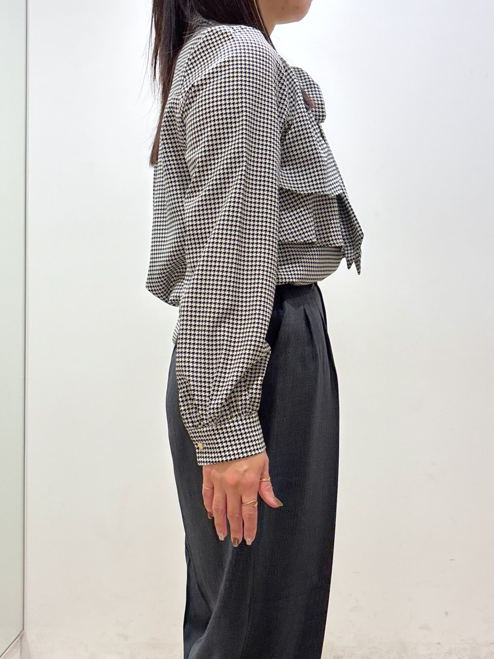 ブラック系のシャツ/ブラウス、グレー系のその他パンツ、ブラック系のトートバッグを着用したレディースの秋コーディネートの6枚目の写真