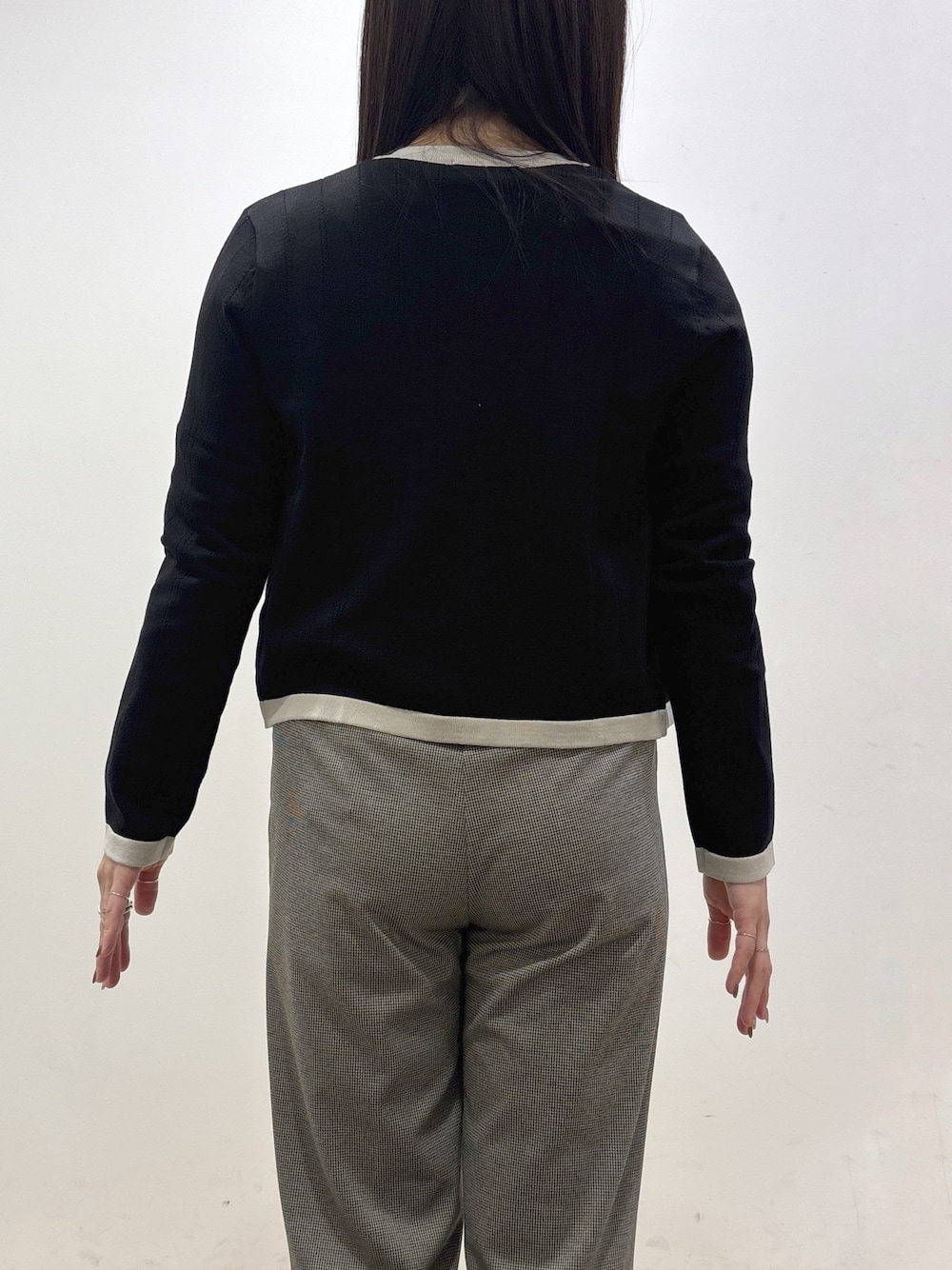 ブラック系のカーディガン/ボレロ、ピンク系のニット/セーター、ブラック系のその他パンツを着用したレディースの秋コーディネートの7枚目の写真