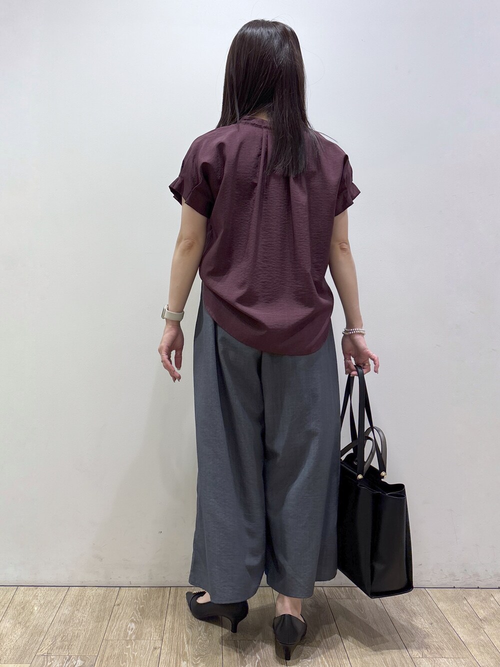 レッド系のシャツ/ブラウス、グレー系のその他パンツ、ブラック系のトートバッグを着用したレディースの夏コーディネートの3枚目の写真