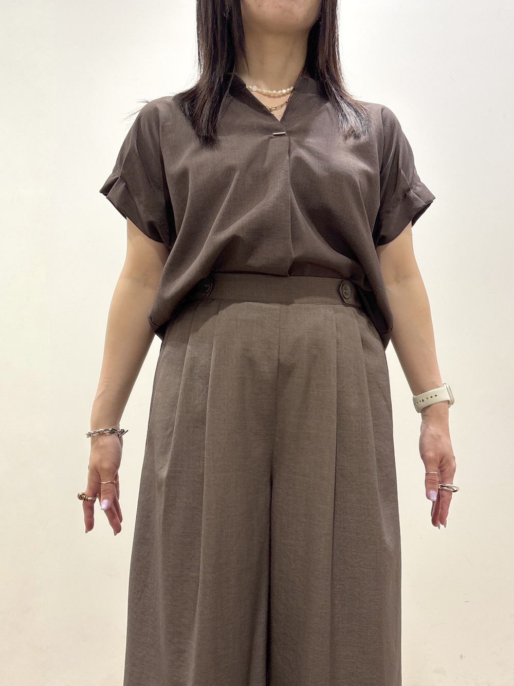 ブラウン系のシャツ/ブラウス、ブラウン系のその他パンツ、ブラック系のトートバッグを着用したレディースの夏コーディネートの6枚目の写真