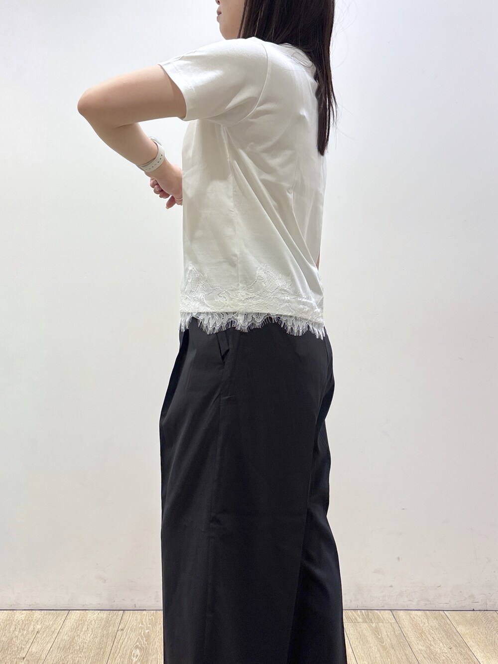 ホワイト系のTシャツ/カットソー、ブラック系のその他パンツ、ブラック系のトートバッグを着用したレディースの夏コーディネートの10枚目の写真