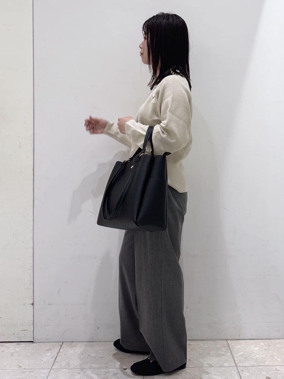 ホワイト系のニット/セーター、グレー系のその他パンツ、ブラック系のトートバッグを着用したレディースの冬コーディネートの2枚目の写真