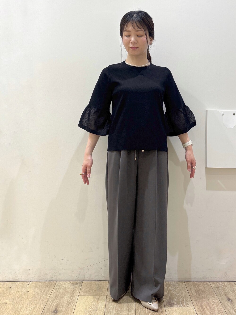 ベージュ系のパンプス、グレー系のカーディガン/ボレロ、ベージュ系のトートバッグを着用したレディースの春コーディネートの5枚目の写真