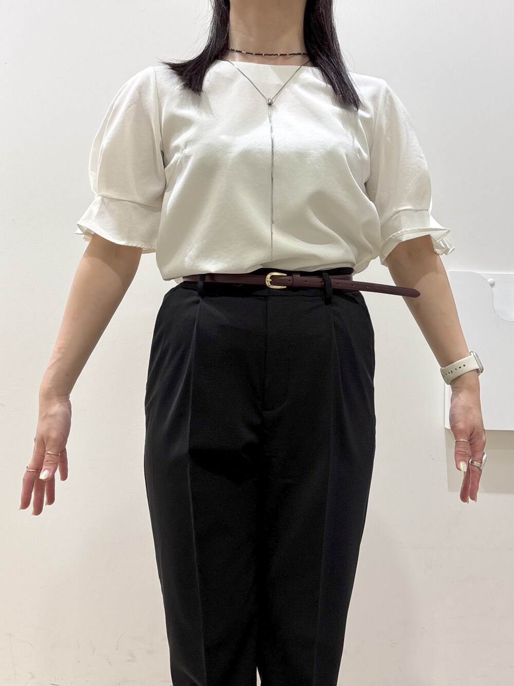 ホワイト系のシャツ/ブラウス、ブラック系のその他パンツ、ブラック系のトートバッグを着用したレディースの春コーディネートの9枚目の写真