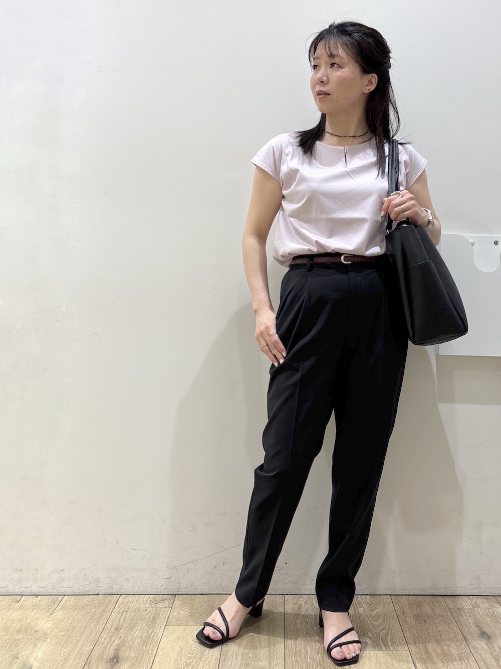 ピンク系のTシャツ/カットソー、ブラック系のその他パンツ、ブラック系のトートバッグを着用したレディースの春コーディネートの7枚目の写真