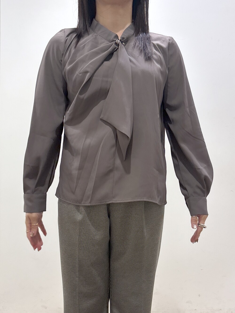 ブラウン系のシャツ/ブラウス、ブラック系のその他パンツ、ブラック系のトートバッグを着用したレディースの秋コーディネートの5枚目の写真